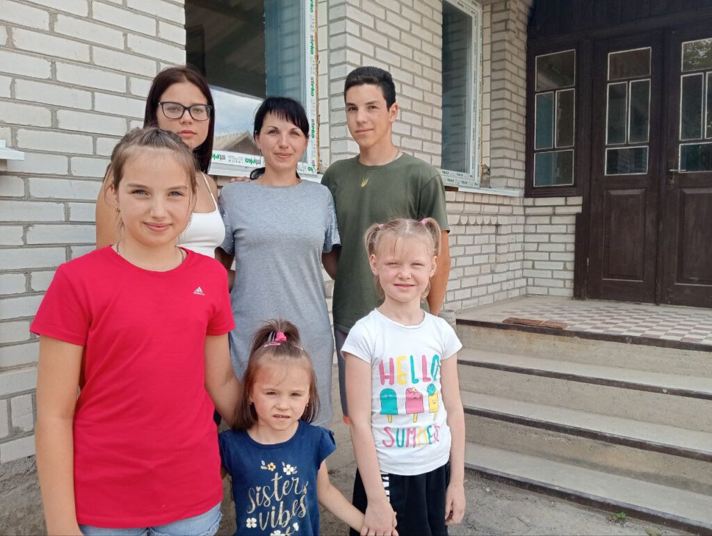 З Очеретяного в Стусики. Як переселенка підтримує дітей і чому патронатна вихователька має розлучитися з ними