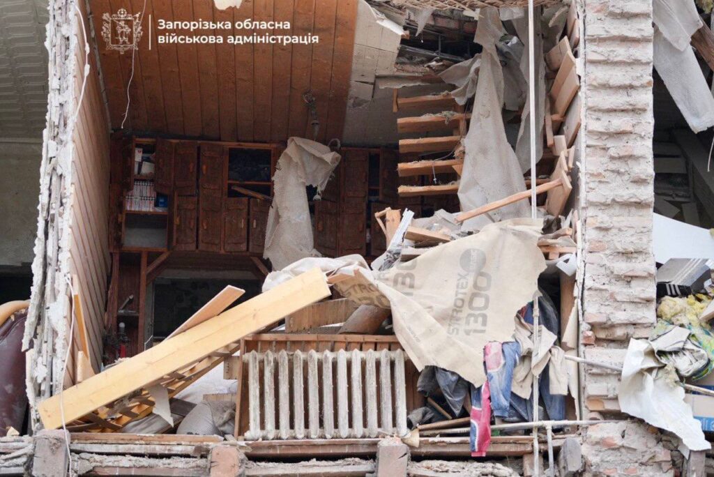 У Запоріжжі показали наслідки російського обстрілу та назвали оновлену кількість постраждалих
