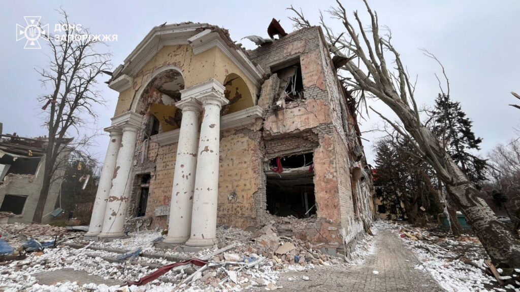 У Запоріжжі показали наслідки російського обстрілу та назвали оновлену кількість постраждалих