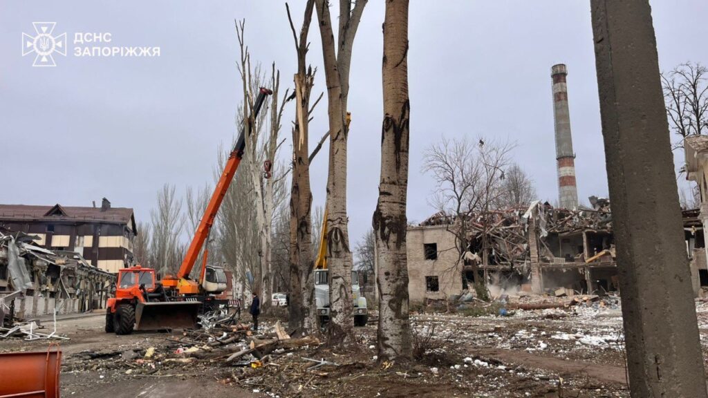 У Запоріжжі показали наслідки російського обстрілу та назвали оновлену кількість постраждалих