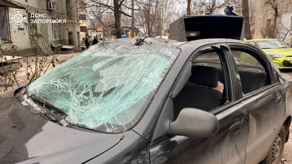 У Запоріжжі показали наслідки російського обстрілу та назвали оновлену кількість постраждалих
