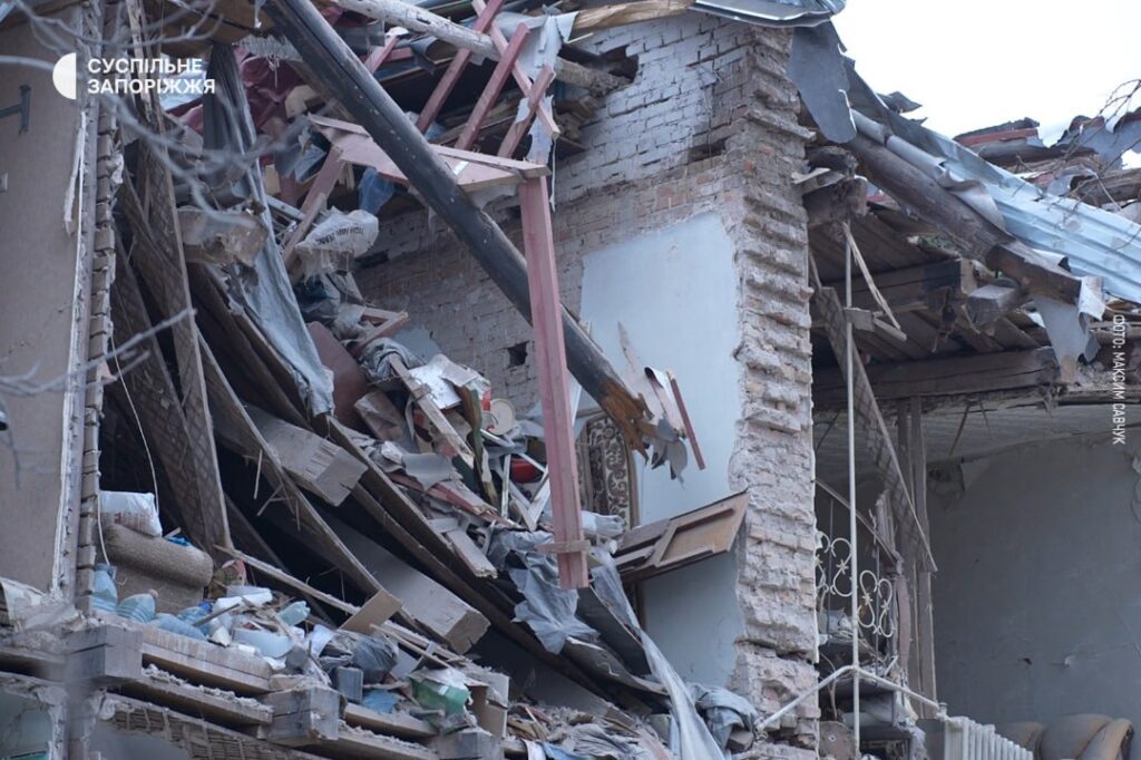 У Запоріжжі показали наслідки російського обстрілу та назвали оновлену кількість постраждалих