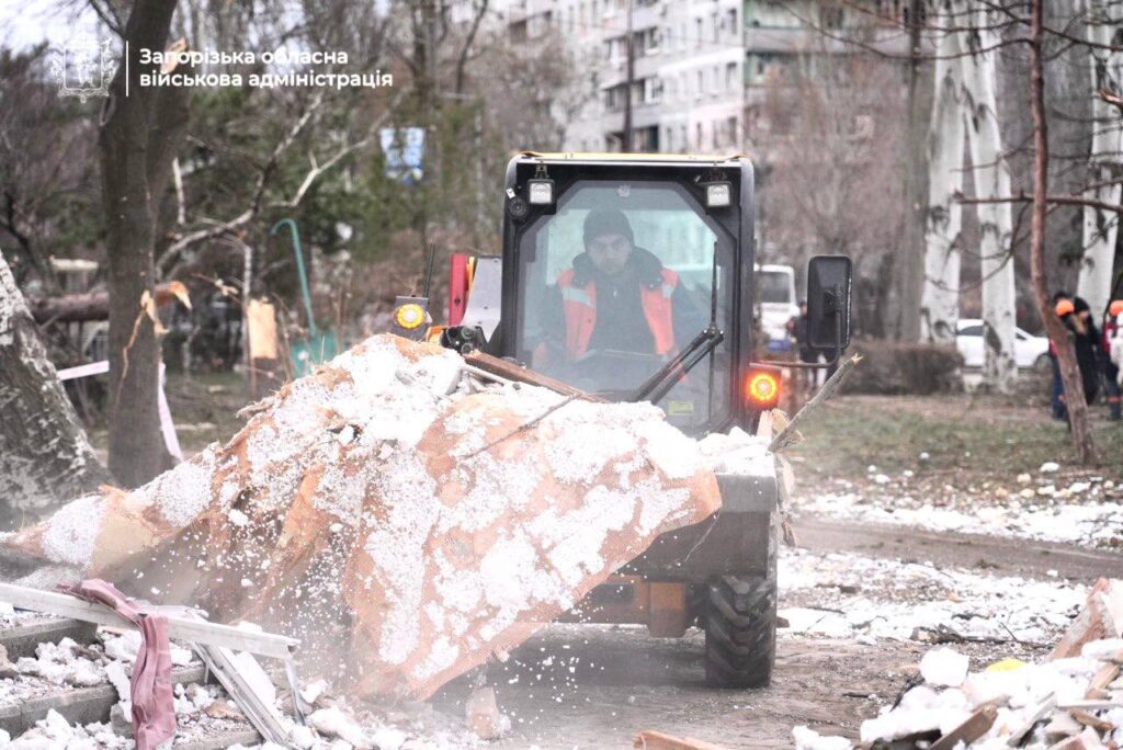 У Запоріжжі показали наслідки російського обстрілу та назвали оновлену кількість постраждалих