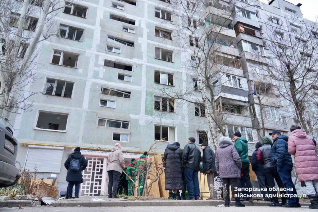 У Запоріжжі показали наслідки російського обстрілу та назвали оновлену кількість постраждалих