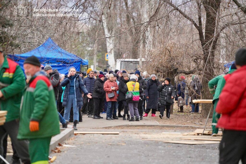 У Запоріжжі показали наслідки російського обстрілу та назвали оновлену кількість постраждалих