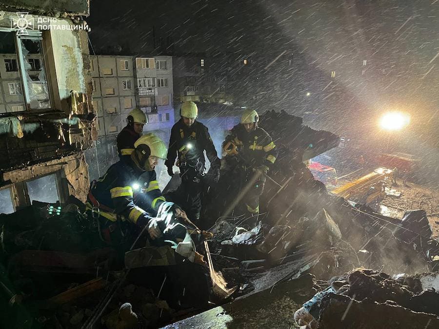 У Полтаві зросла кількість загиблих після ракетної атаки росіян. Опубліковано нове відео з місця “прильоту”