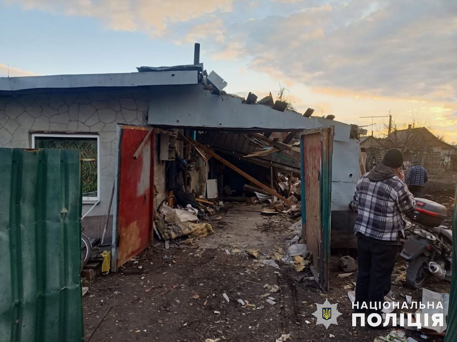 Шестеро людей стали жертвами ударів росіян на Донеччині за добу. У поліції показали фото наслідків обстрілів