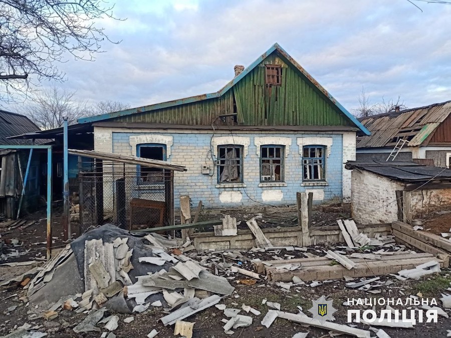 Шестеро людей стали жертвами ударів росіян на Донеччині за добу. У поліції показали фото наслідків обстрілів