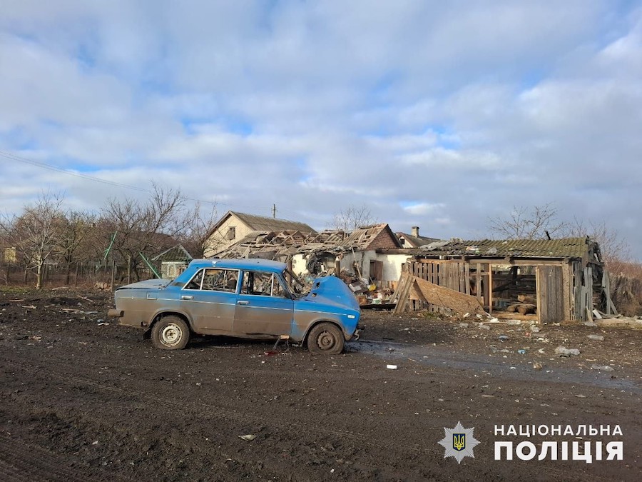 Шестеро людей стали жертвами ударів росіян на Донеччині за добу. У поліції показали фото наслідків обстрілів