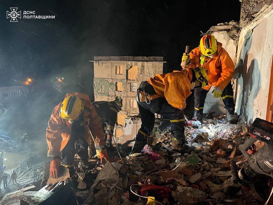 У Полтаві зросла кількість загиблих після ракетної атаки росіян. Опубліковано нове відео з місця “прильоту”