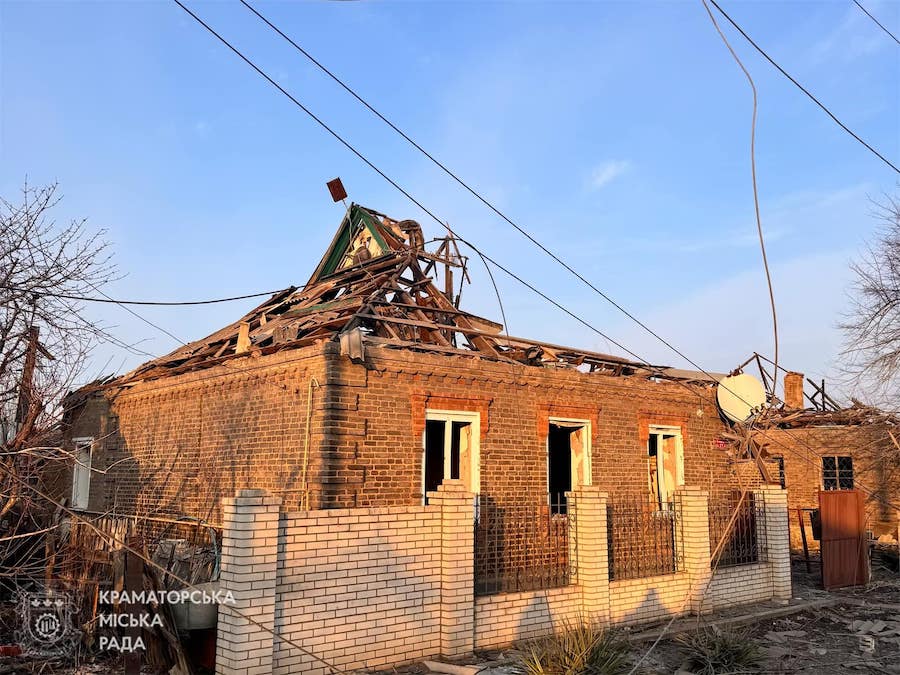 Одна людина та ще 13 поранені внаслідок обстрілу Краматорська. У місті показали наслідки російських ударів