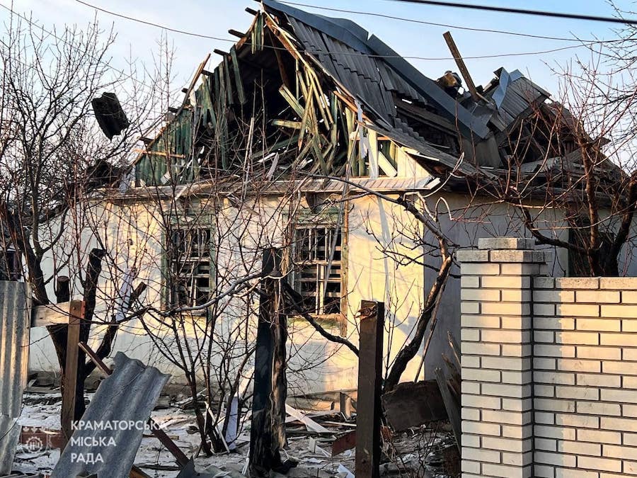 Одна людина та ще 13 поранені внаслідок обстрілу Краматорська. У місті показали наслідки російських ударів