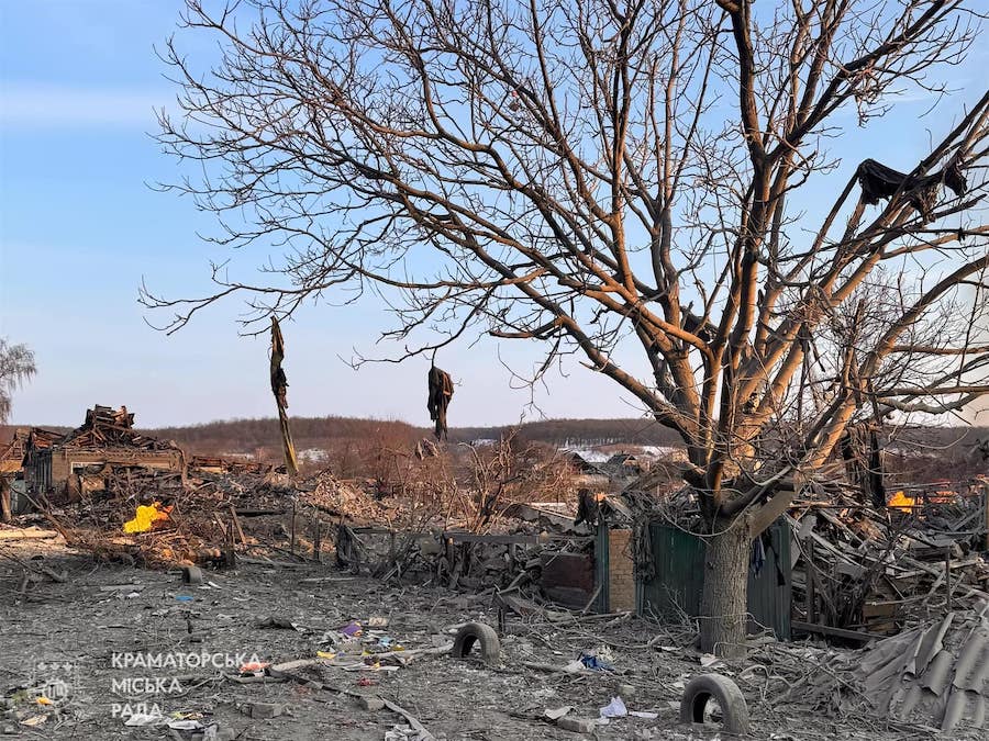 Одна людина та ще 13 поранені внаслідок обстрілу Краматорська. У місті показали наслідки російських ударів