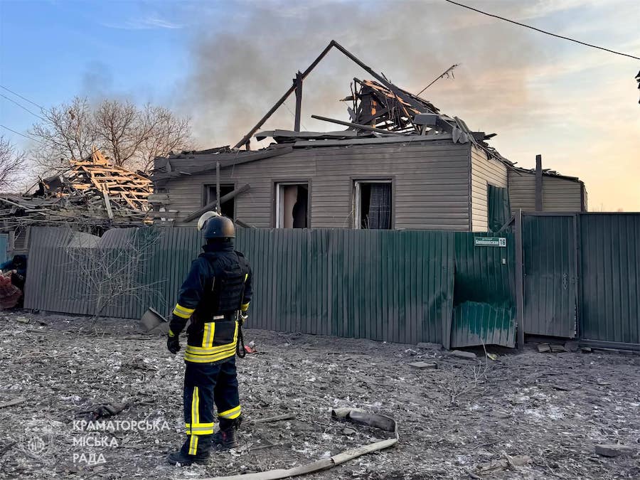 Одна людина та ще 13 поранені внаслідок обстрілу Краматорська. У місті показали наслідки російських ударів