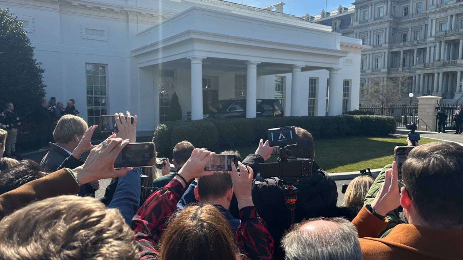 Зеленський покинув Білий дім. Трамп заявив, що він може повернутися, “коли буде готовий до миру”