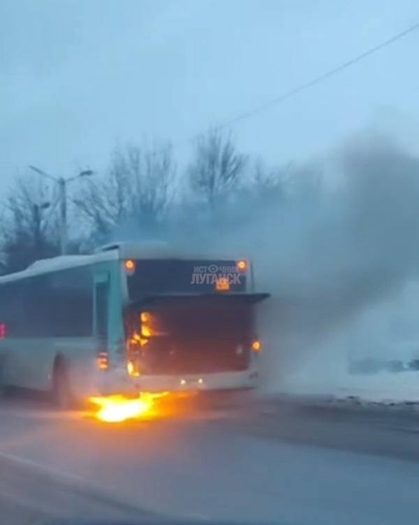 У Луганську загорівся автобус, подарований Москвою