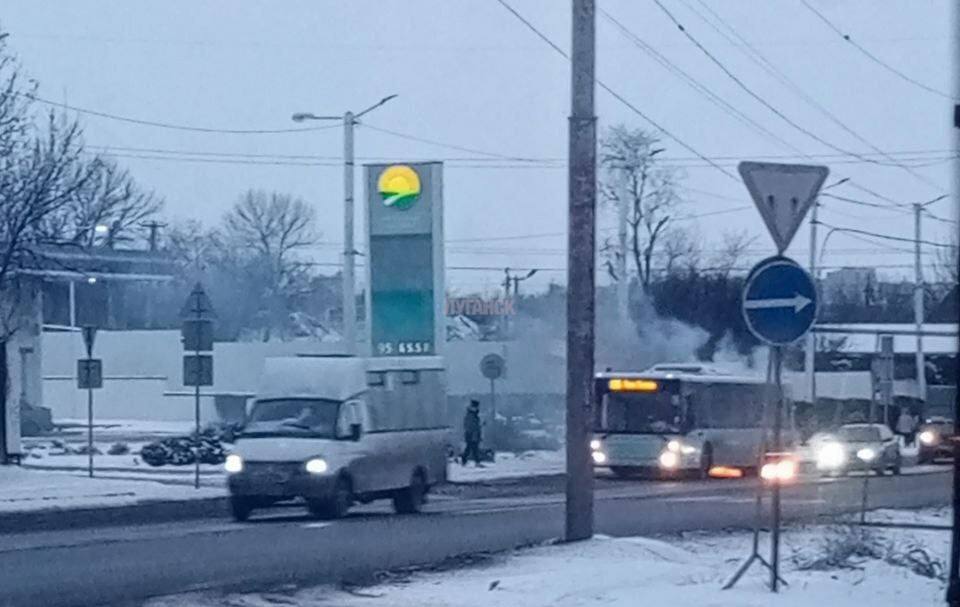 У Луганську загорівся автобус, подарований Москвою