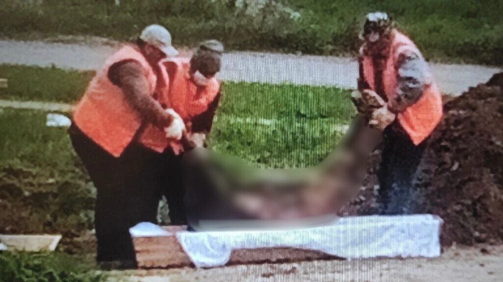 З мого мертвого сина зняли хрестик та обручку: матір розповіла, скільки коштує ексгумувати тіло в Маріуполі