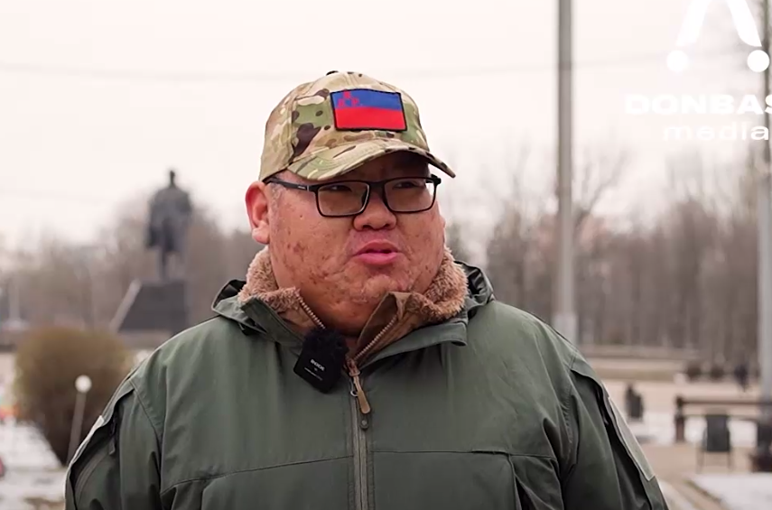 Пропагандисти показали китайського “воєнкора”, який їздить по окупованим містам Донеччини