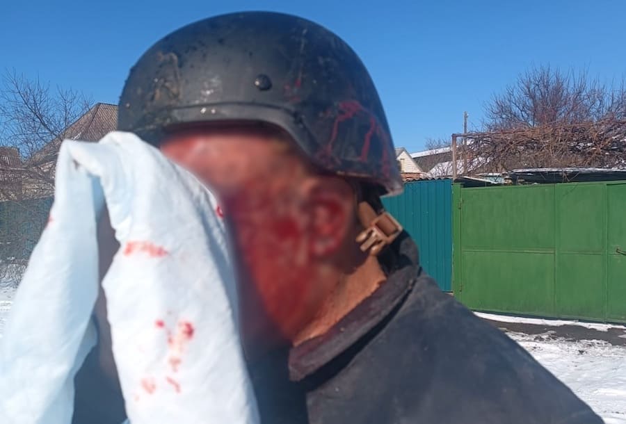 У Костянтинівці FPV-дрон росіян атакував працівників ДСНС, які розвозили людям воду. Опубліковано фото наслідків
