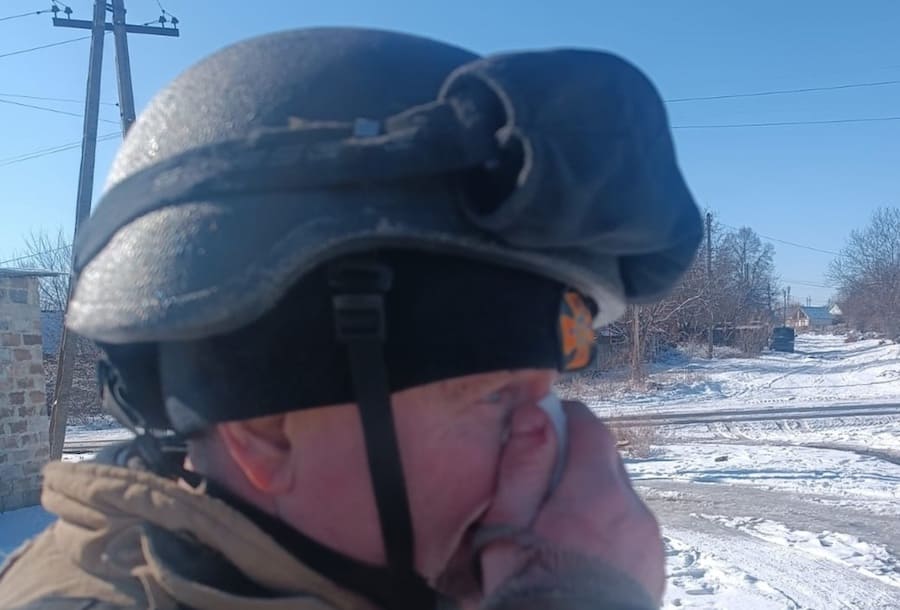 У Костянтинівці FPV-дрон росіян атакував працівників ДСНС, які розвозили людям воду. Опубліковано фото наслідків