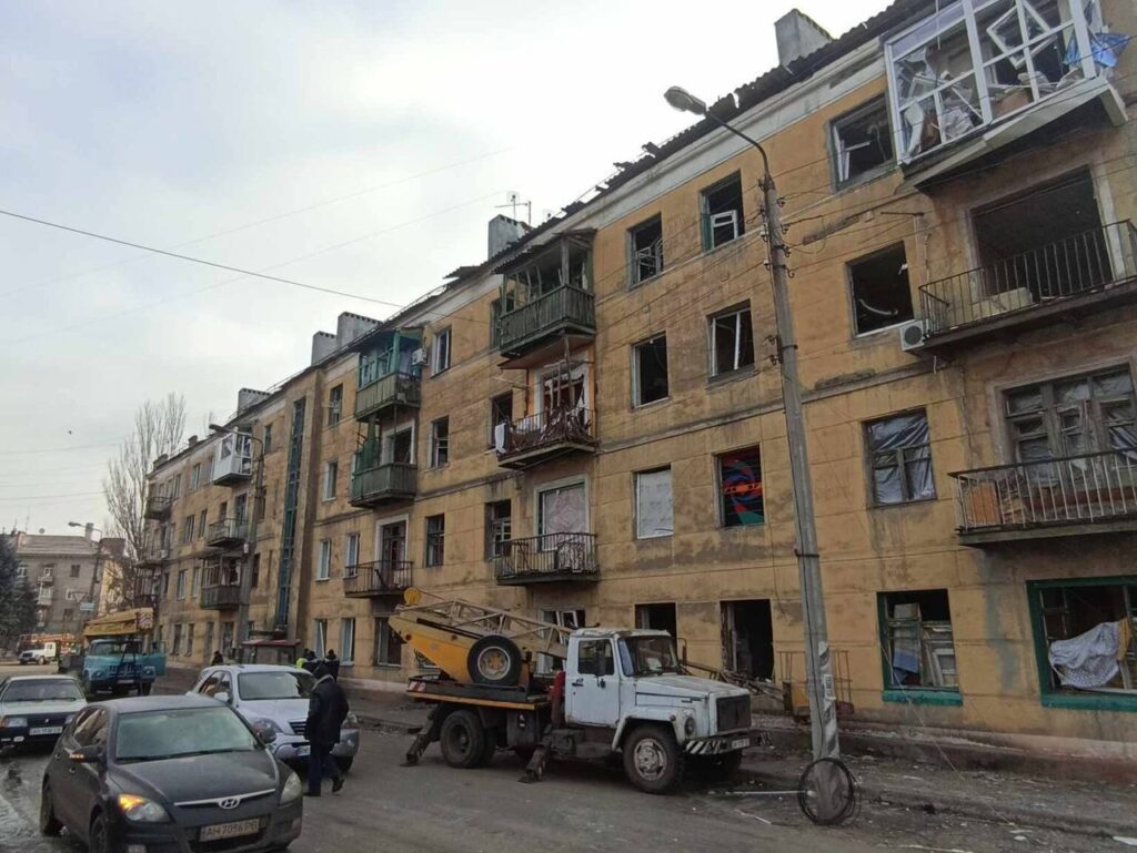 Вночі росіяни завдали авіаудару по Краматорську. У місті показали фото наслідків