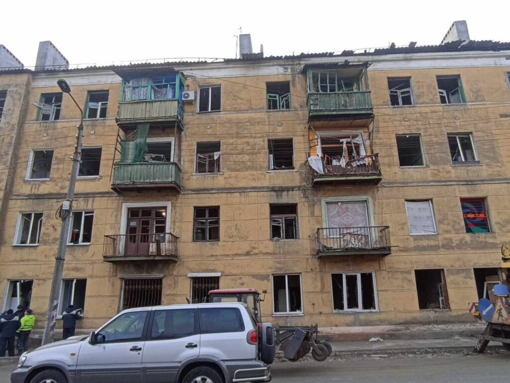 Вночі росіяни завдали авіаудару по Краматорську. У місті показали фото наслідків