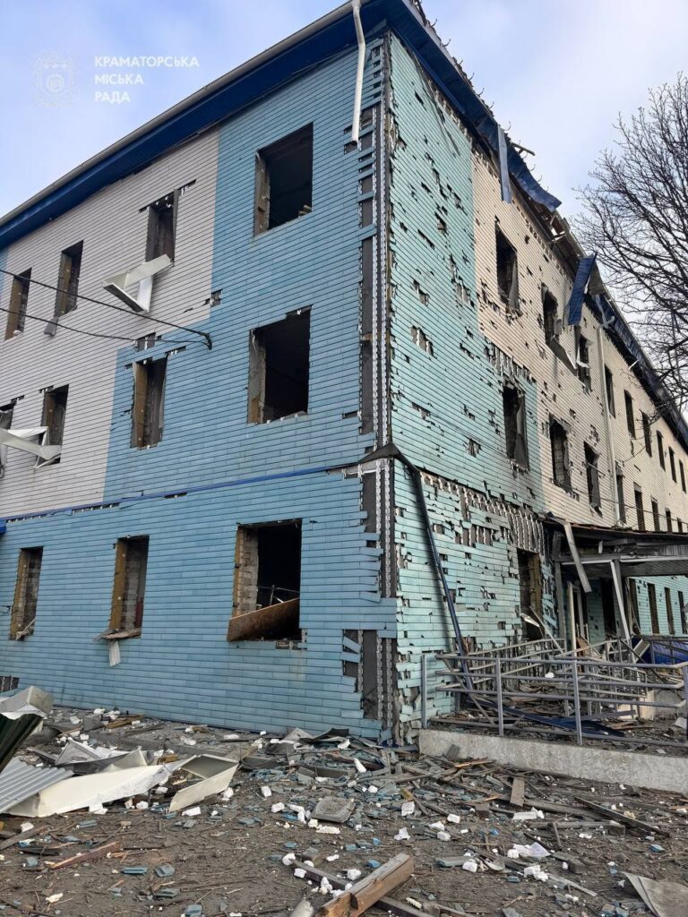 Вночі росіяни завдали авіаудару по Краматорську. У місті показали фото наслідків