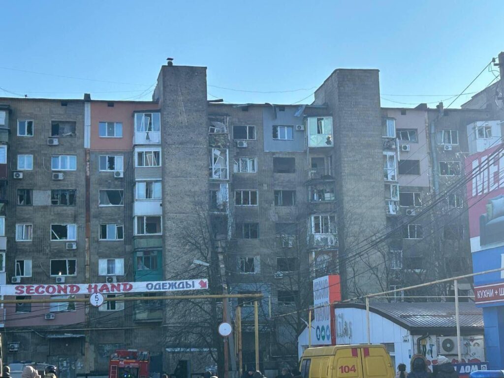 Обстріл центру Макіївки. Опубліковані фото та відео наслідків