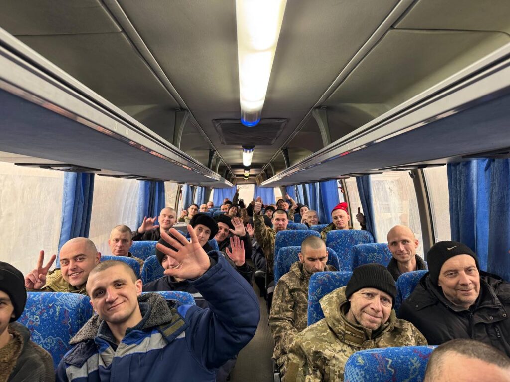 Україна повернула з російського полону 150 захисників. Опубліковані зворушливі фото (Оновлено)