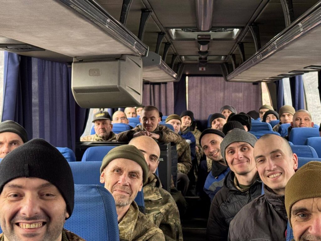 Україна повернула з російського полону 150 захисників. Опубліковані зворушливі фото (Оновлено)