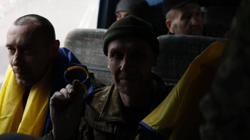 Україна повернула з російського полону 150 захисників. Опубліковані зворушливі фото (Оновлено)
