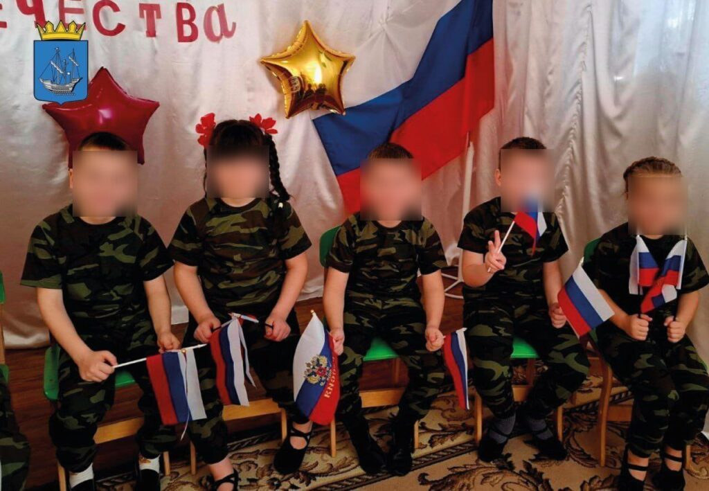 Як в окупації намагаються стерти пам’ять про річницю вторгнення та нав’язати власні звичаї про “захисників вітчизни”