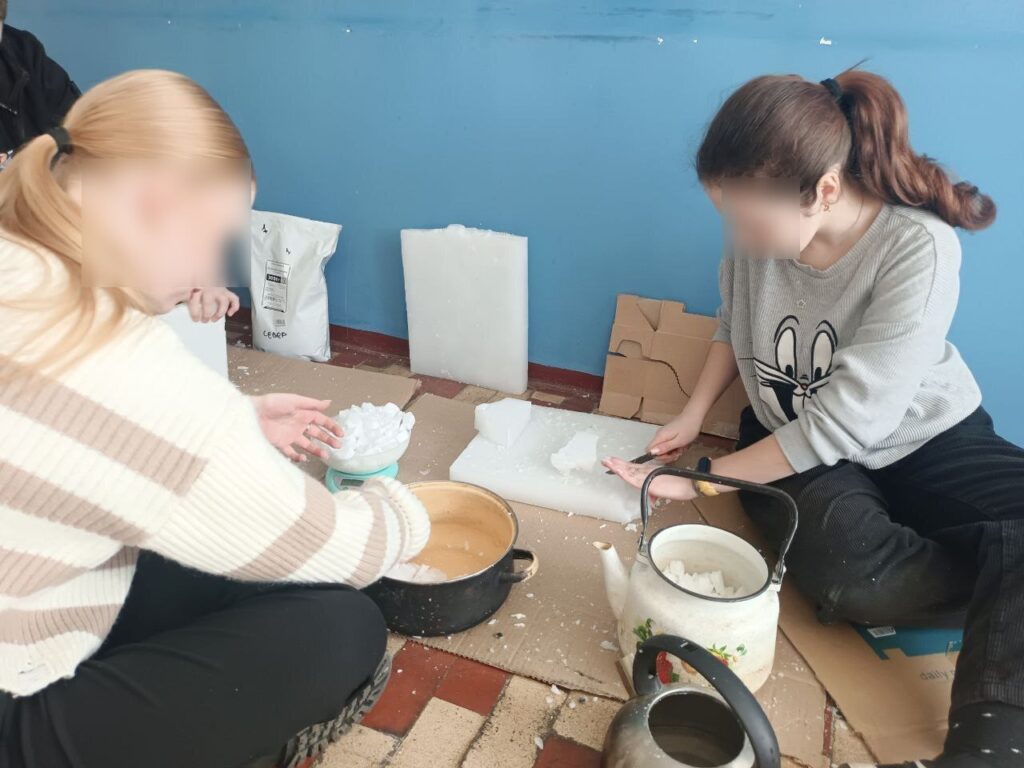 Як в окупації намагаються стерти пам’ять про річницю вторгнення та нав’язати власні звичаї про “захисників вітчизни”