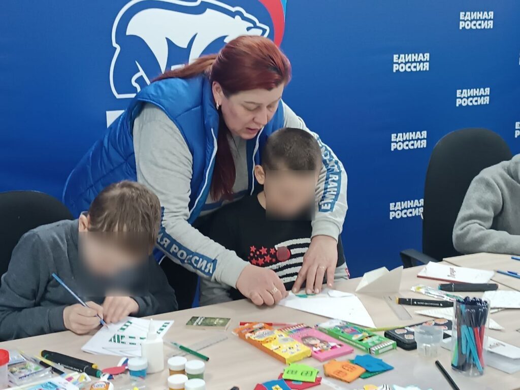 Як в окупації намагаються стерти пам’ять про річницю вторгнення та нав’язати власні звичаї про “захисників вітчизни”