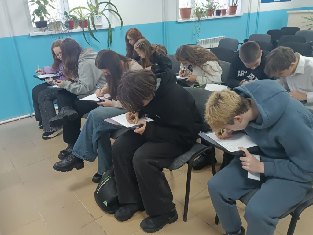 Як в окупації намагаються стерти пам’ять про річницю вторгнення та нав’язати власні звичаї про “захисників вітчизни”