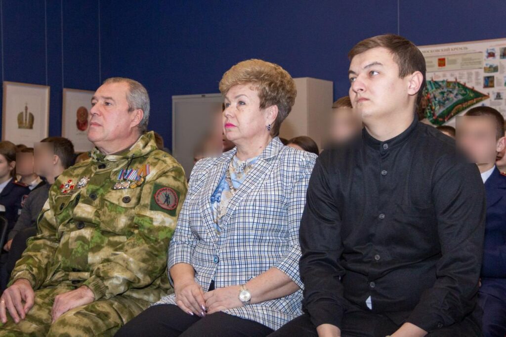 Як в окупації намагаються стерти пам’ять про річницю вторгнення та нав’язати власні звичаї про “захисників вітчизни”