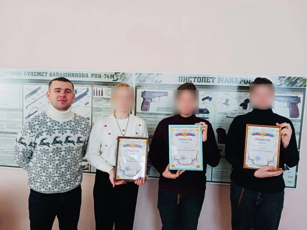 Як в окупації намагаються стерти пам’ять про річницю вторгнення та нав’язати власні звичаї про “захисників вітчизни”