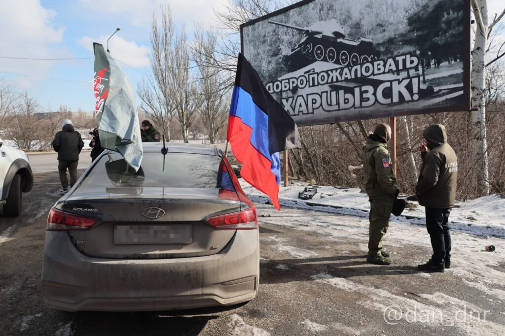 Як в окупації намагаються стерти пам’ять про річницю вторгнення та нав’язати власні звичаї про “захисників вітчизни”