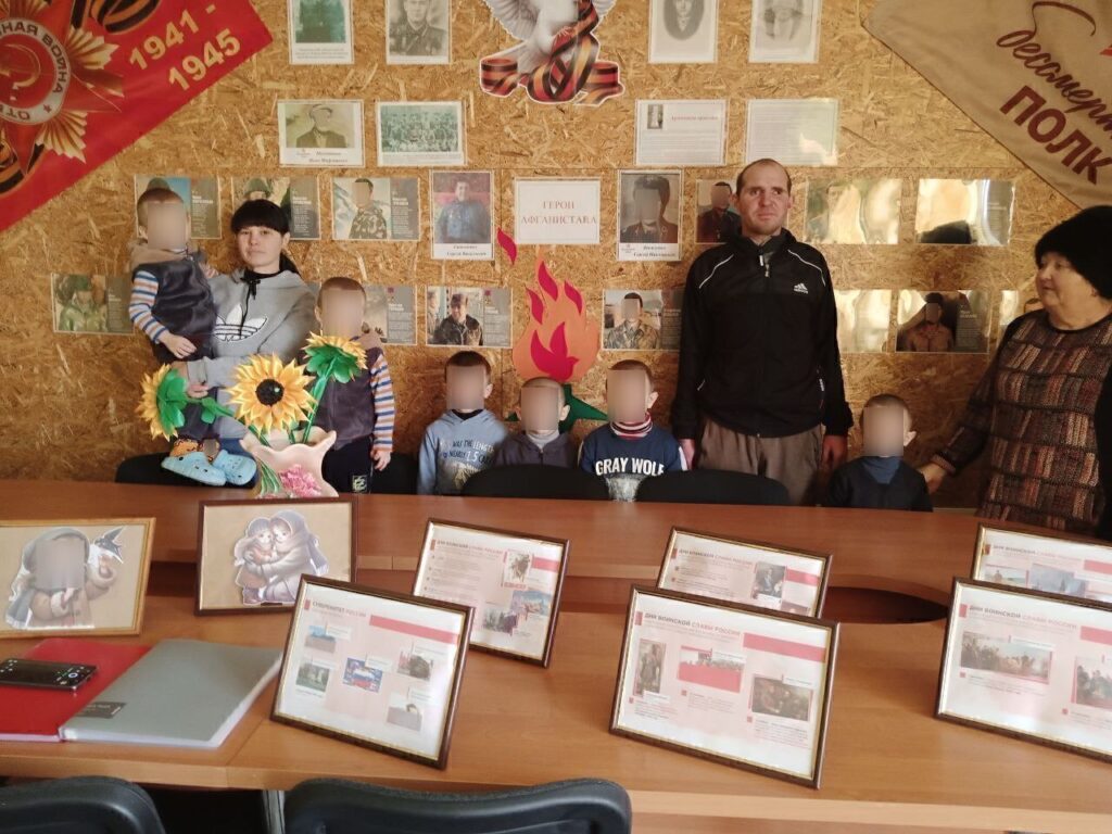 Як в окупації намагаються стерти пам’ять про річницю вторгнення та нав’язати власні звичаї про “захисників вітчизни”