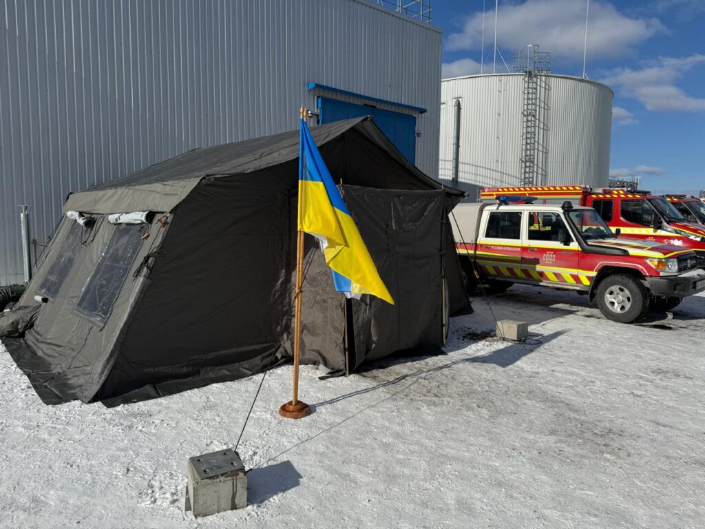Рятувальник показали, як ліквідовують наслідки удару російського БПЛА по укриттю ЧАЕС