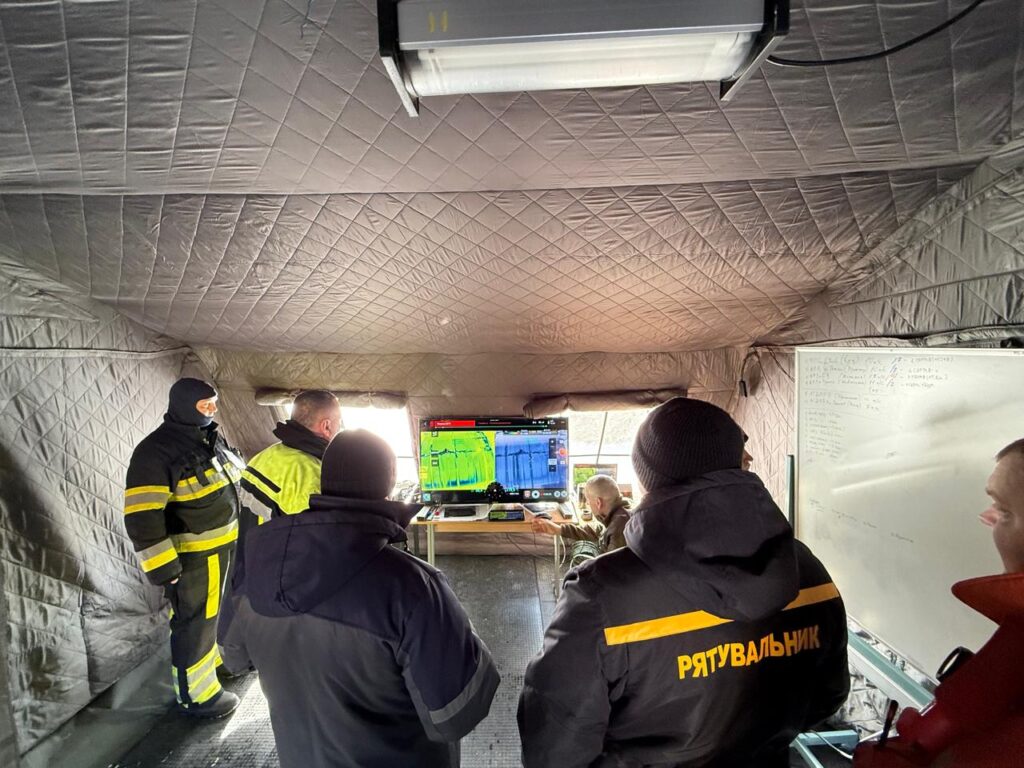 Рятувальник показали, як ліквідовують наслідки удару російського БПЛА по укриттю ЧАЕС