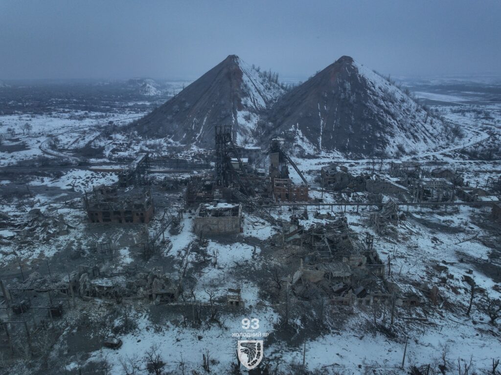 Українські військові показали, як зараз виглядає Торецьк та шахта біля нього