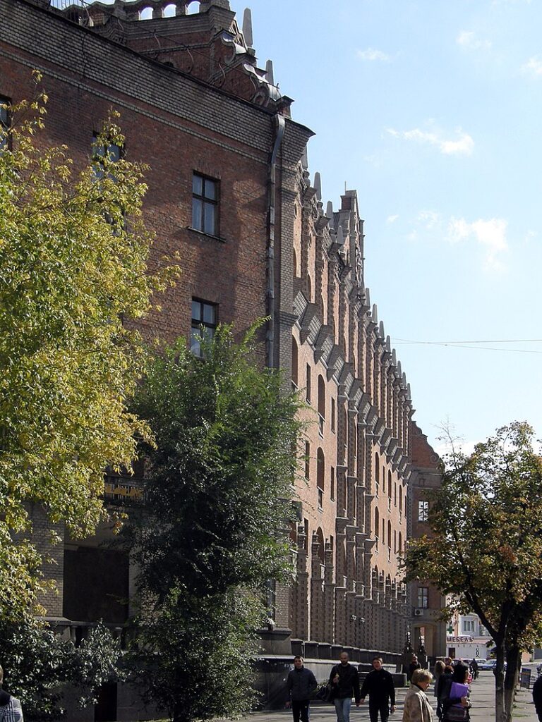 Росіяни готують крадіжку української культурної спадщини: у Луганську “відновлюють” готель
