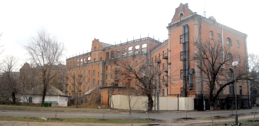 Росіяни готують крадіжку української культурної спадщини: у Луганську “відновлюють” готель