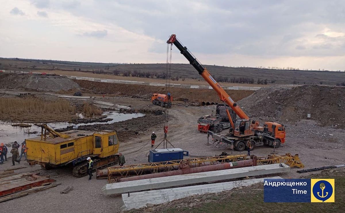 Росіяни почали будівництво одразу трьох мостів біля окупованого Маріуполя — Андрющенко