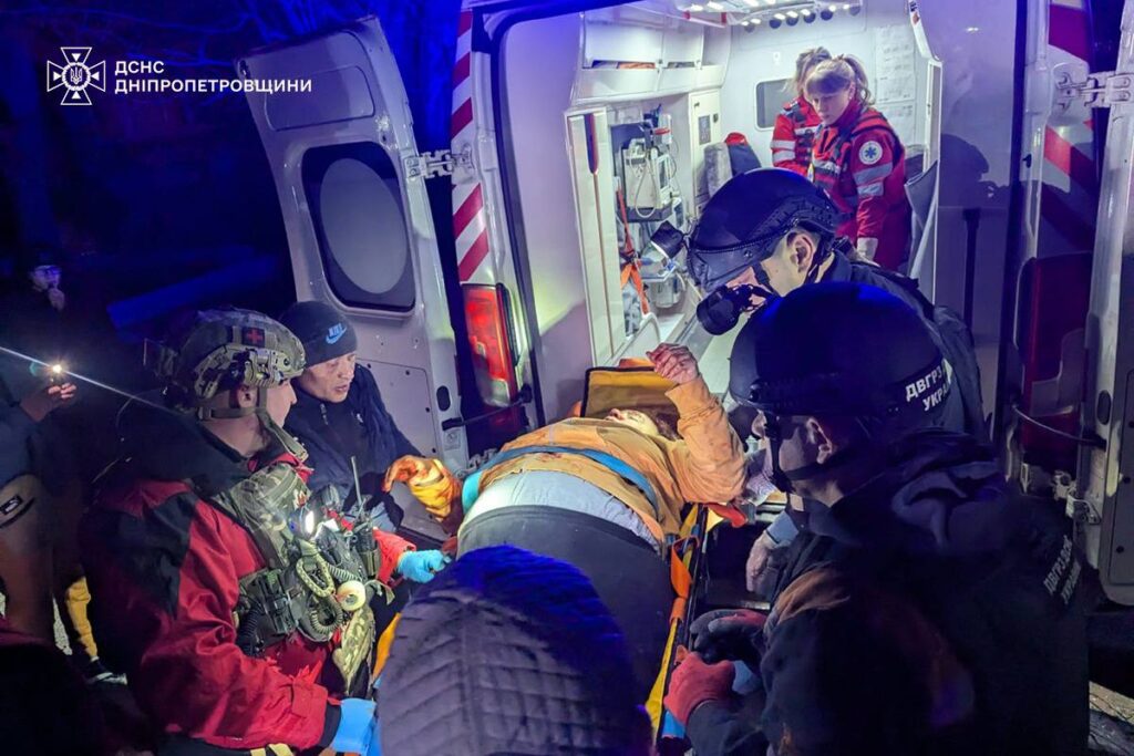 Рятувальники показали наслідки російського ракетного удару по Кривому Рогу