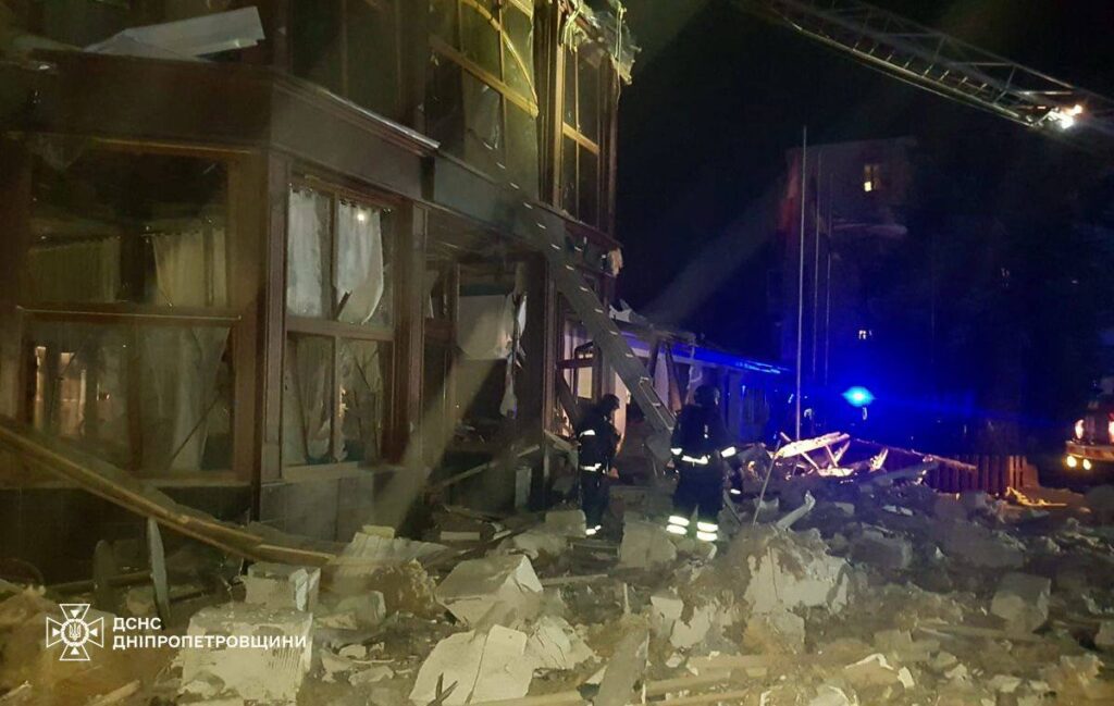Рятувальники показали наслідки російського ракетного удару по Кривому Рогу