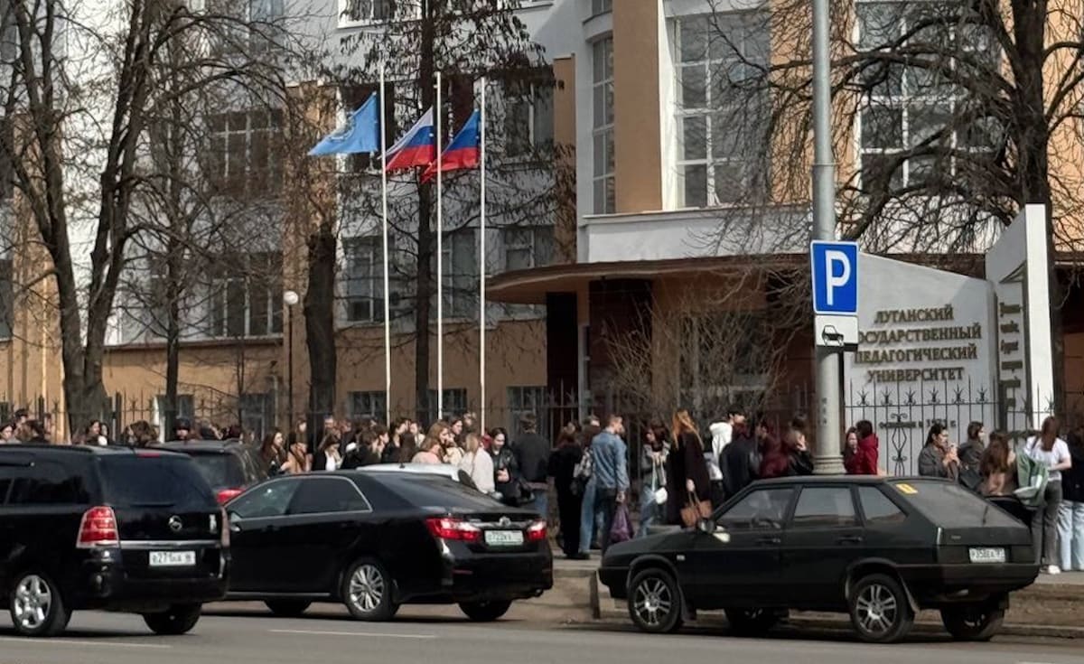У Луганську евакуювали студентів і персонал “педуніверситету”. Його нібито замінували