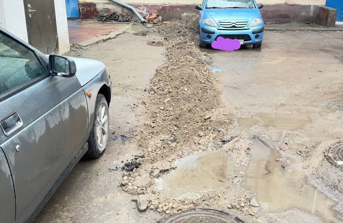 Дерева висять на дротах, а на асфальті купи бруду. Жителі Луганська показали стан двору на одній із центральних вулиць міста